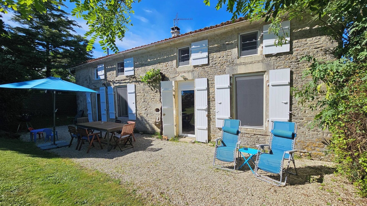 Genouille House | Gîte with heated swimming pool and boules pitch. Charm and serenity. Pets allowed