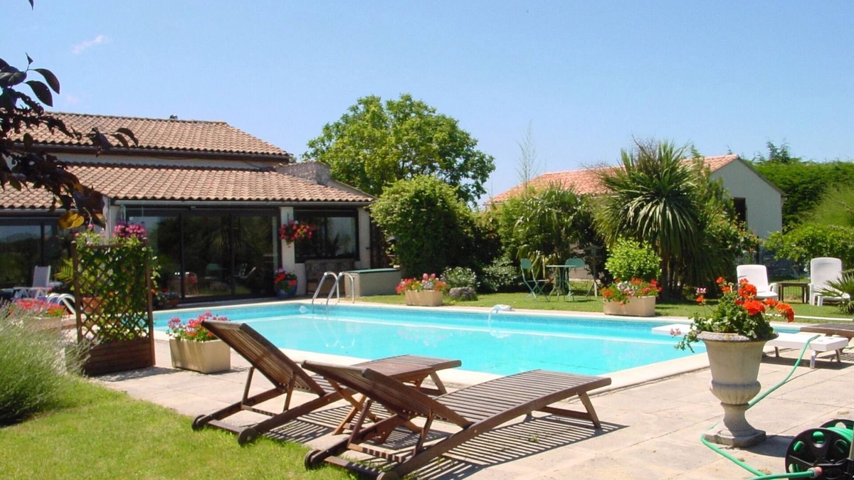 Semoussac House | Gite with pool, Garden Room near Estuary