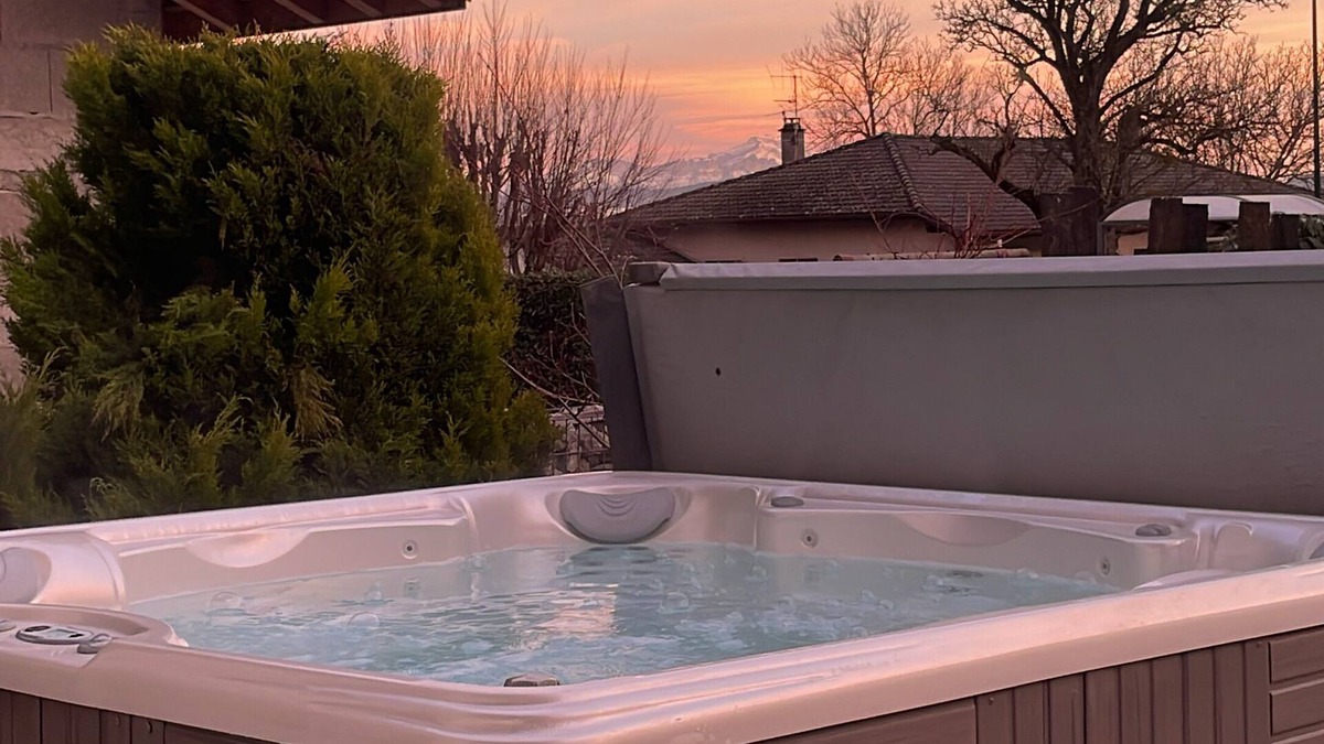 Genevois House | Gite with private spa