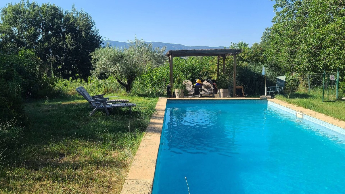 La Tour-d'Aigues Apartment | Gite with swimming pool to share in the middle of the vineyards. Pets accepted