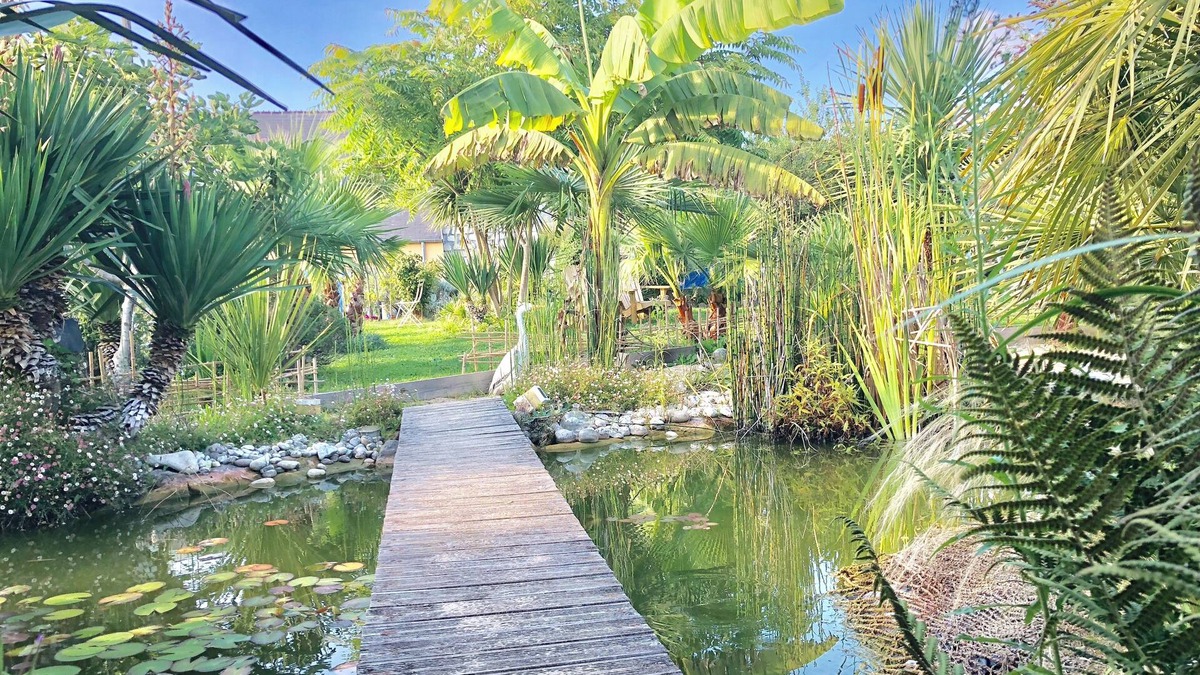 Surtainville Villa | Gîte with swimming pool in summer, private parking - close to shops & sea
