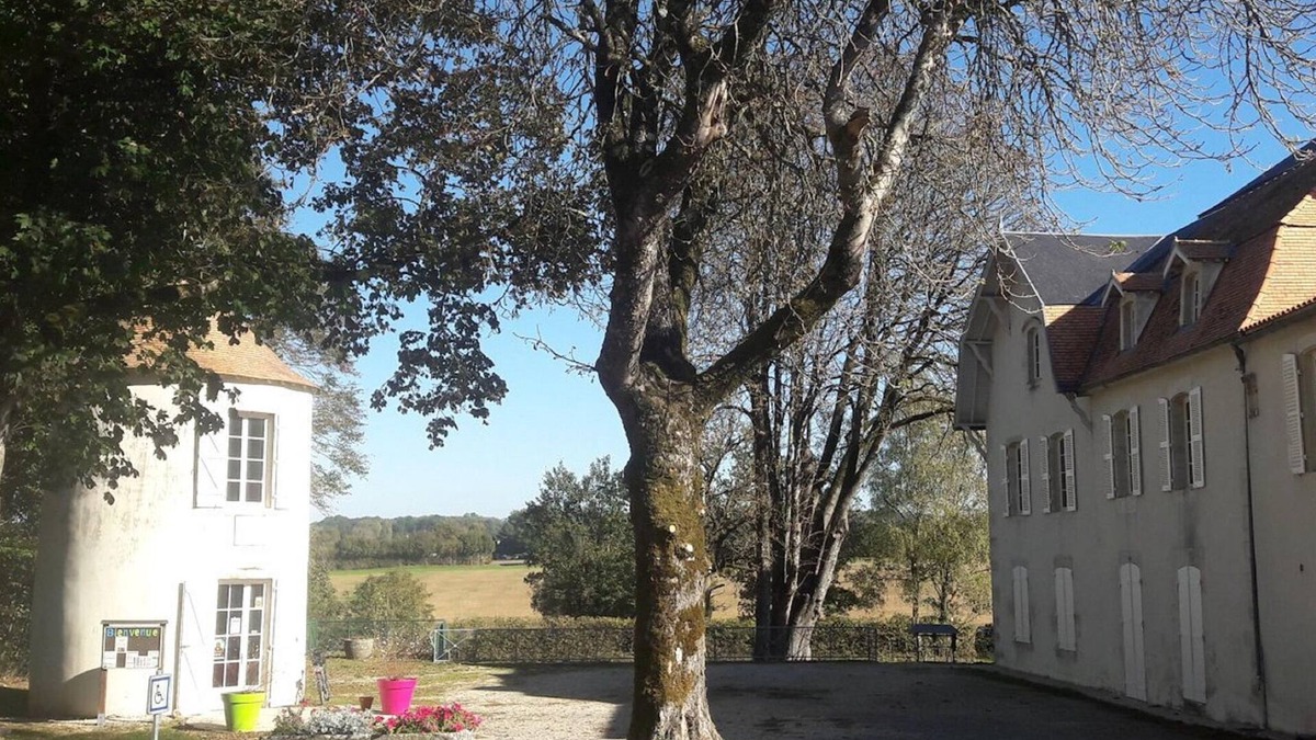 Sauze-Vaussais Cottage | Gîte with terrace in Sauzé-Vaussais