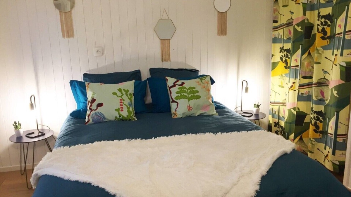 Curbans Apartment | Gîte with view of Lake Curbans, swimming pool
