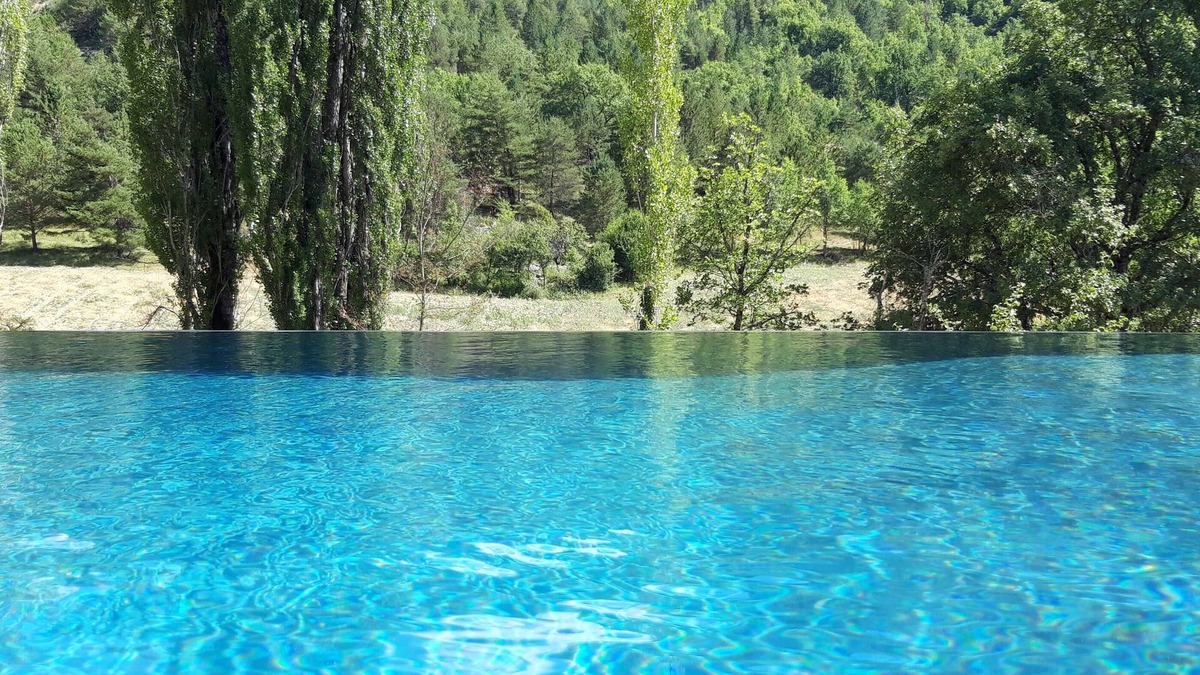 Chateauneuf-Miravail Villa | Gites Les Costoliers piscine à débordement chauffée tout confort