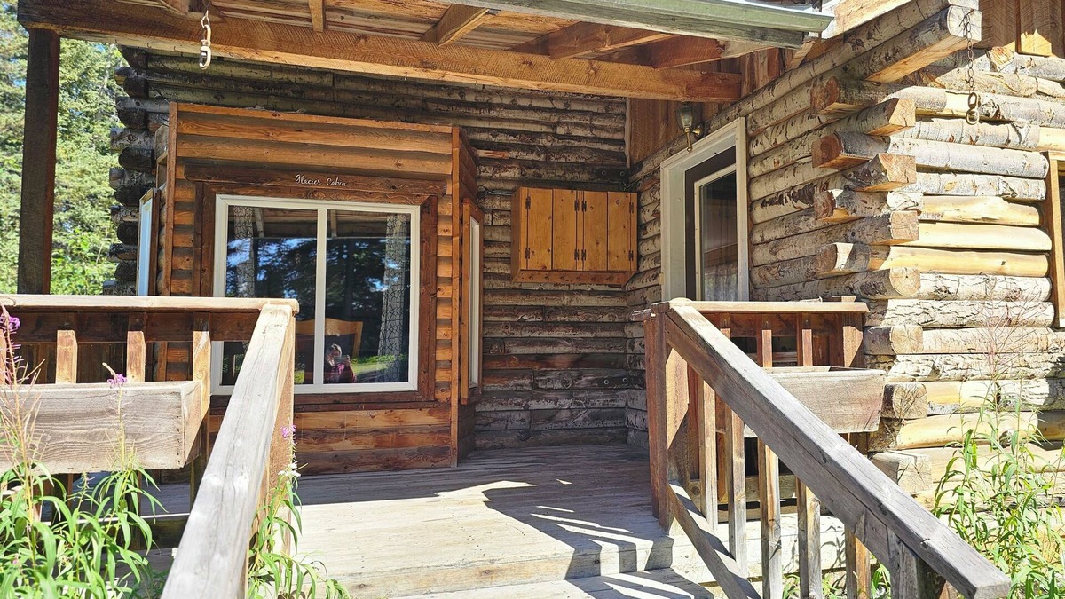 Kenny Lake Cabin | Glacier Cabin: Two-Bedroom Two-Story