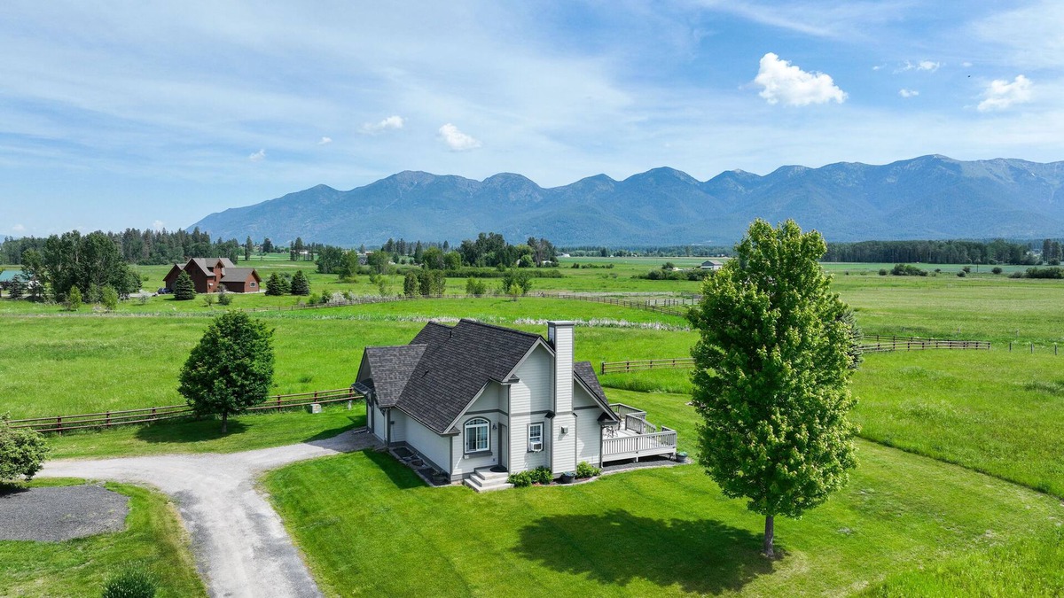 Kalispell House | glacier getaway, family/pet friendly. Charming, peaceful home on 10 acers.