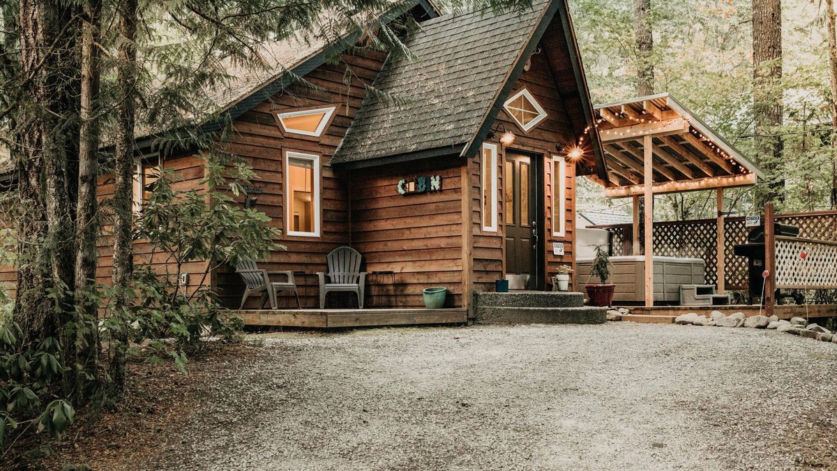 Warnick Cabin | Glacier Springs Cabin #16 - Hot Tub - Wi-Fi