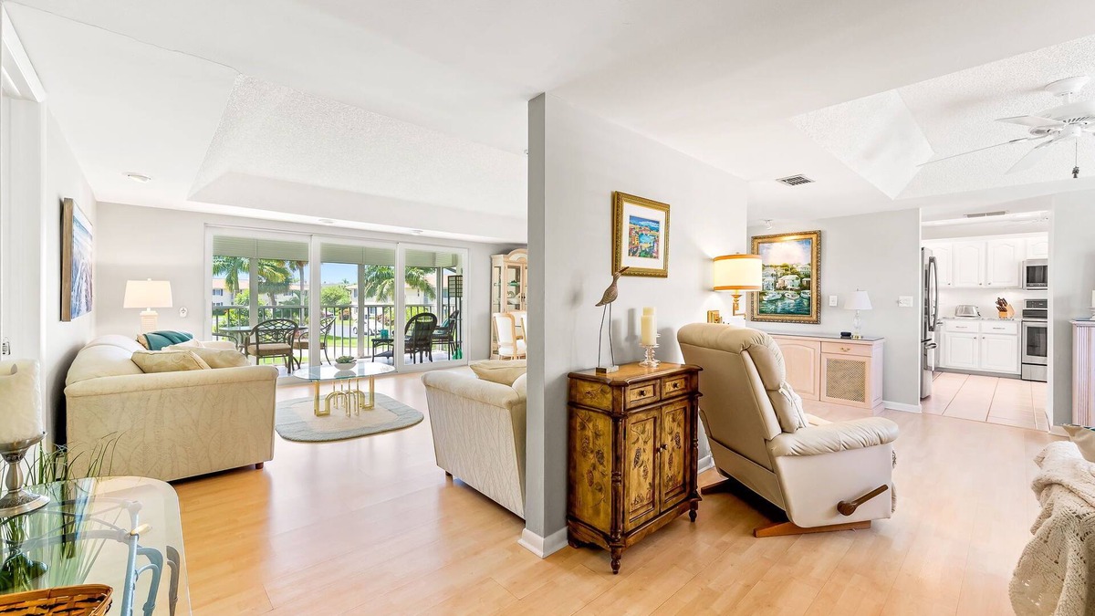 East Naples Condo | Glades Golf & Country Club-Updated 2/2 Condo near 5th Ave Shopping, Beach & Pier