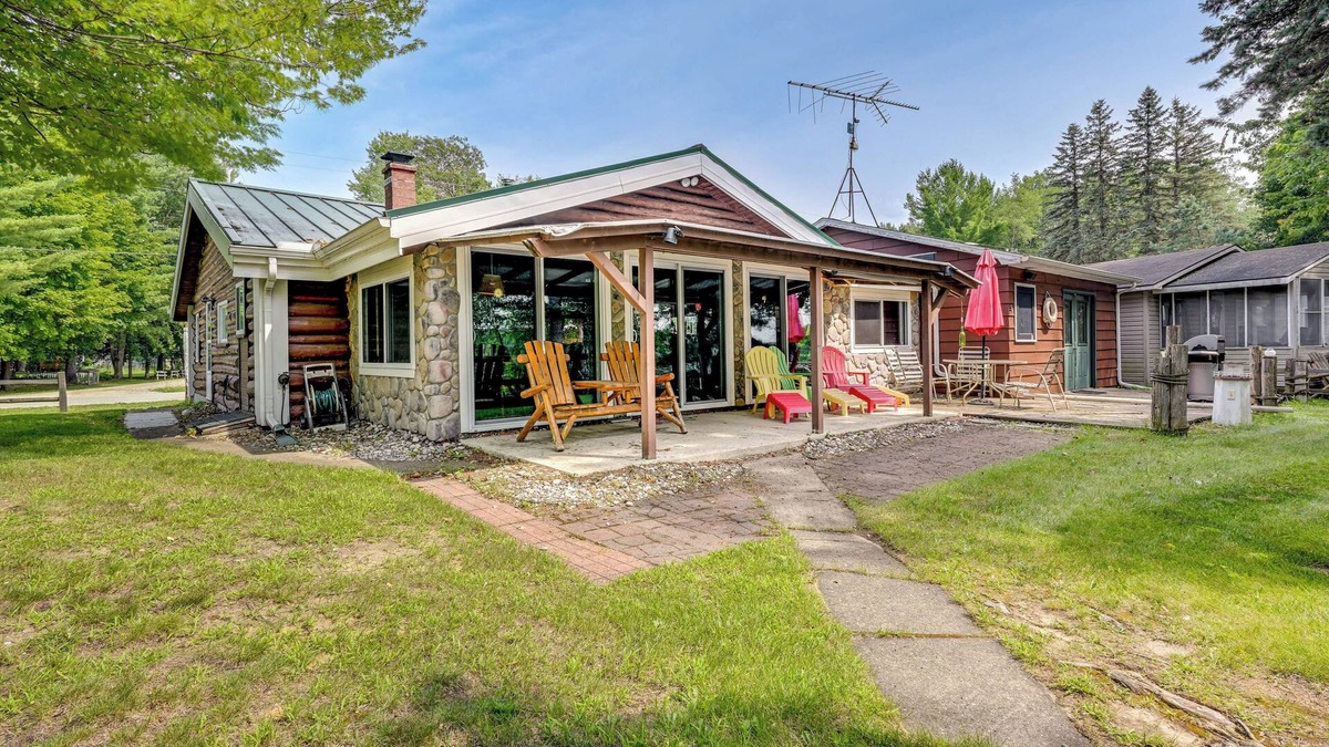 Gladwin Cottage | Gladwin Lakefront Cottage w/Deck, Grill!