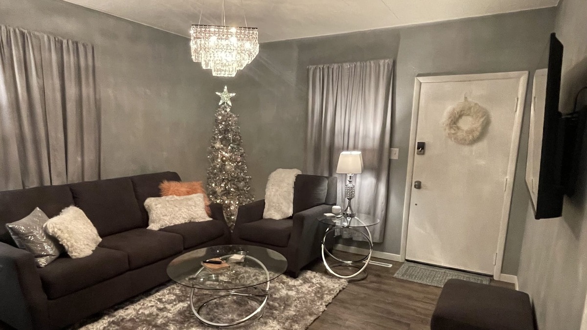 Southwest Area Cottage | Glam cottage (pet-friendly) 5 mins from Czech Village & NewBo, 25 from Iowa City