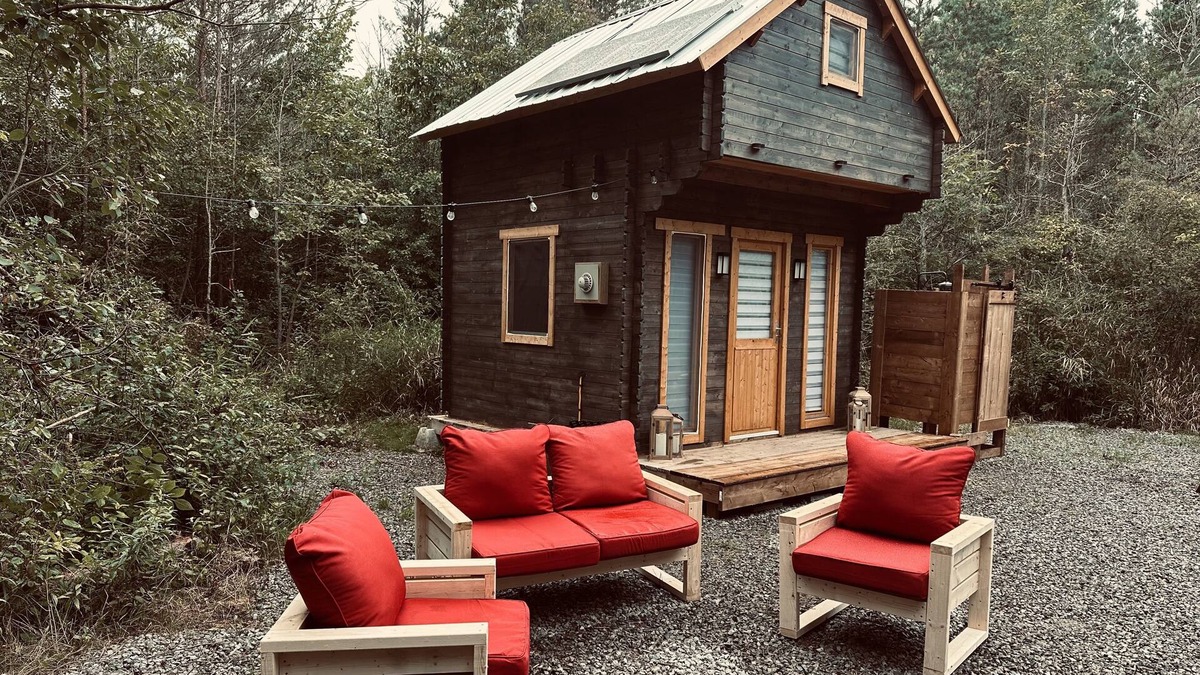 Fort Erie Cabin | Glamming luxury Cabin, forest retreat. Tiny Home