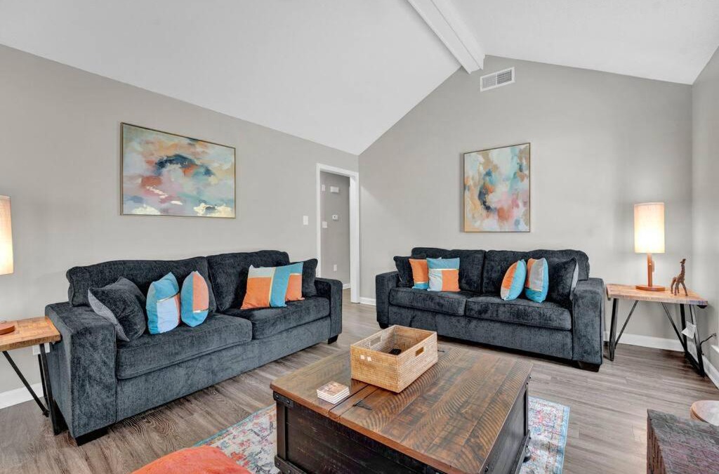 Ellendale House | Glamorous 3BR 2BA house w/large fenced backyard