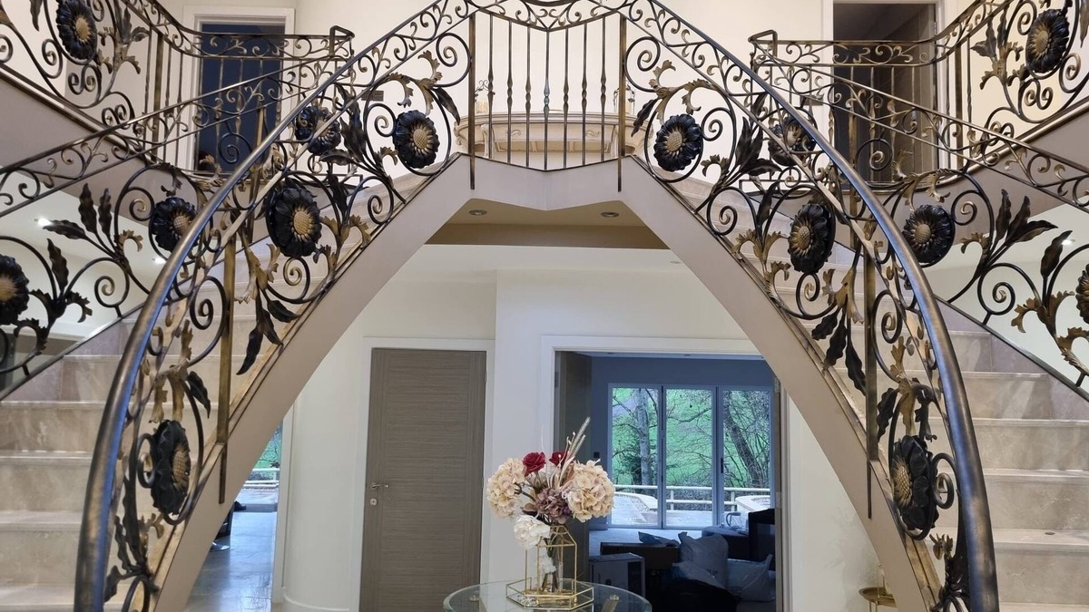 Bremhill House | Glamorous Wiltshire Home and Beautiful Garden - 10 Bedrooms