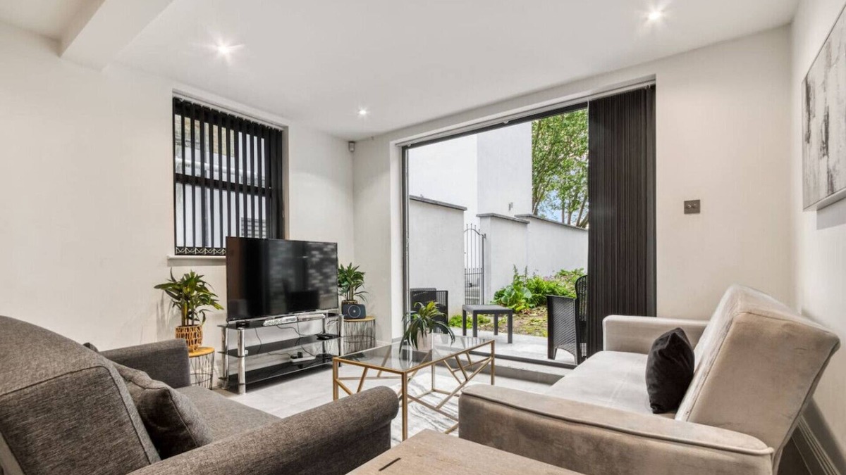 Southfields Apartment | Glamourised 1 Bed Apt with Private Garden