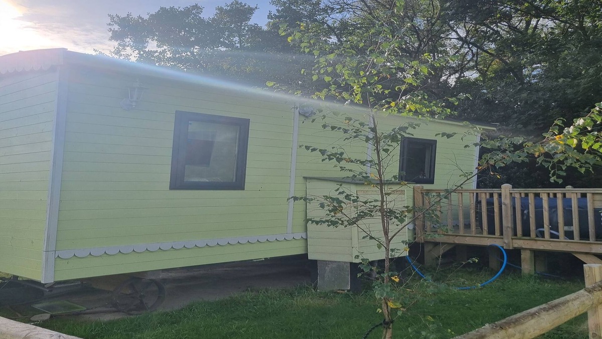 Llanfair Caereinion Cottage | Glamping Hut - Riverview 5