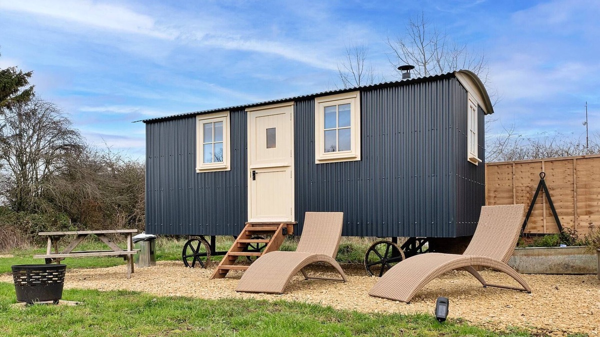 Brackley Ski Chalet | Glamping in Northamptonshire near Cotswolds
