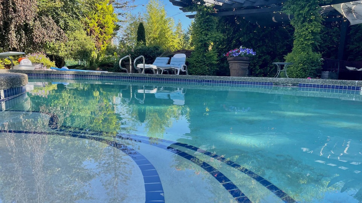 Surrey House | Glamping - Pool & Hot Tub!