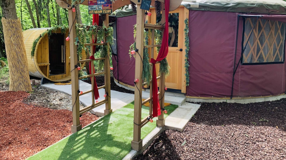 Forestview Cabin | Glamping Yurt & RV/Game Room/Pool, Outdoor Jacuzzi, Sauna, Mini Golf, Chickens!