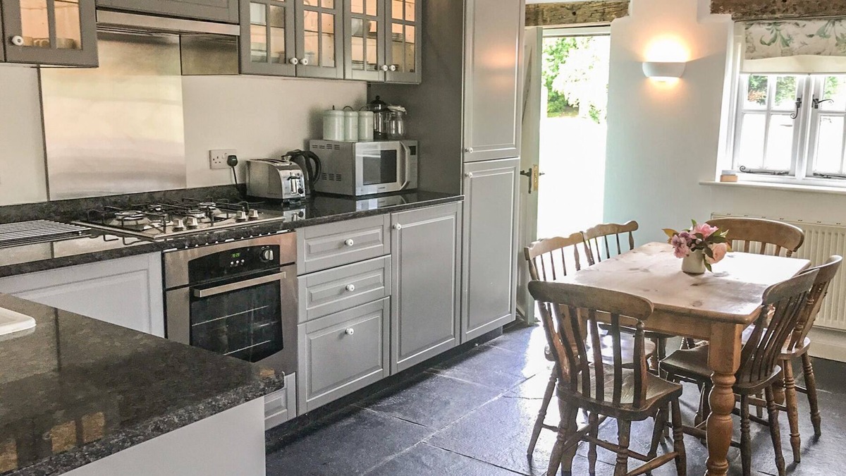 Hendrerwydd Cottage | GLAN CLWYD ISA - LLYN CLWYD, pet friendly, with pool in Bodfari