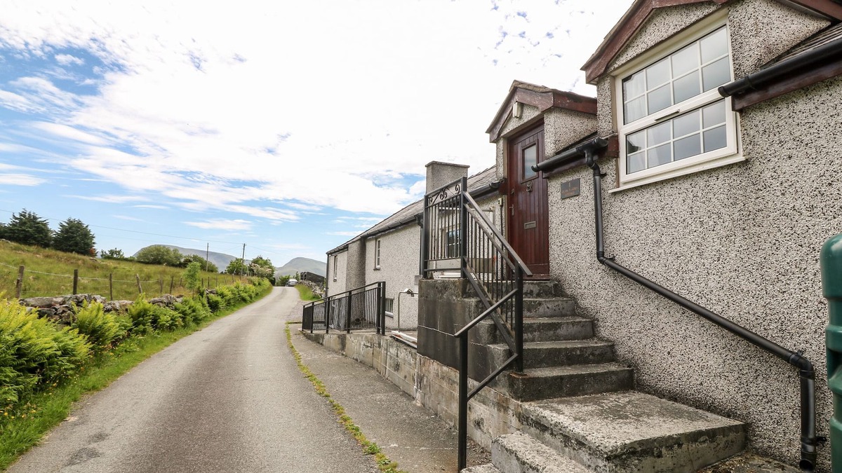 Gallt Y Foel Cottage | GLAN Y GORS, pet friendly, character holiday cottage in Llanberis