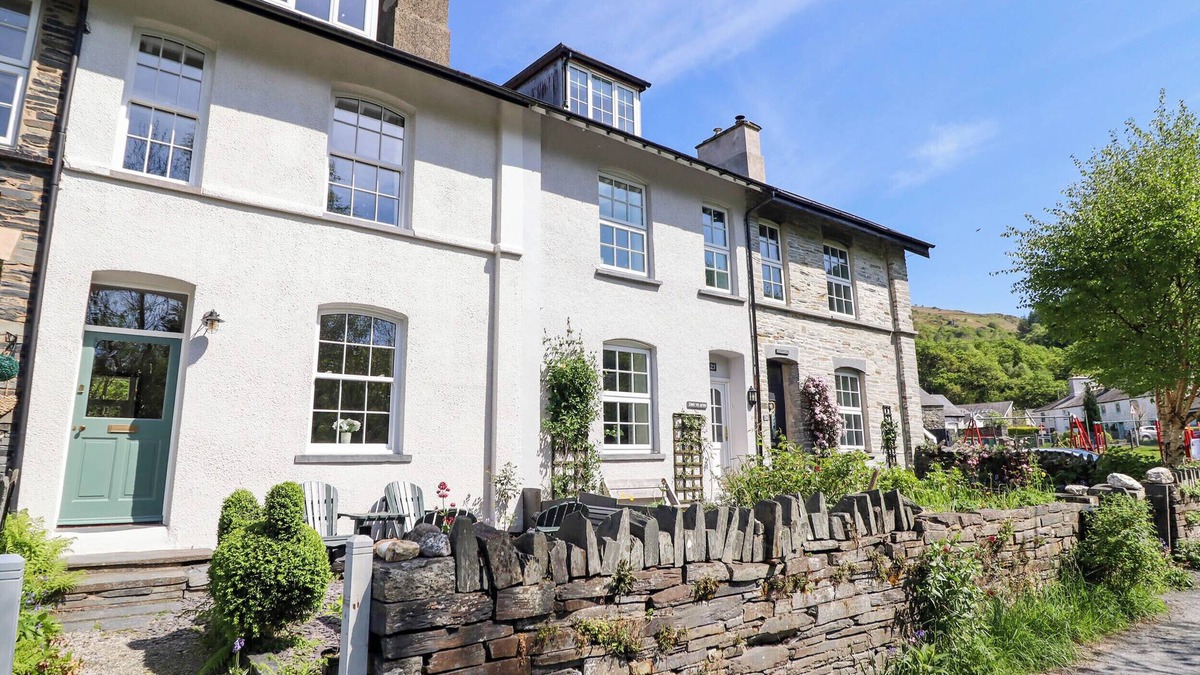 Tywyn Cottage | GLAN YR AFON, pet friendly, with open fire in Tywyn