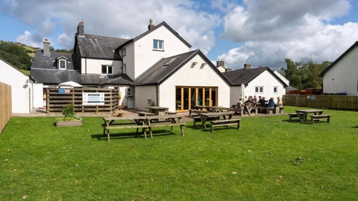 Cwrt Hotel | Glan Yr Afon Riverside