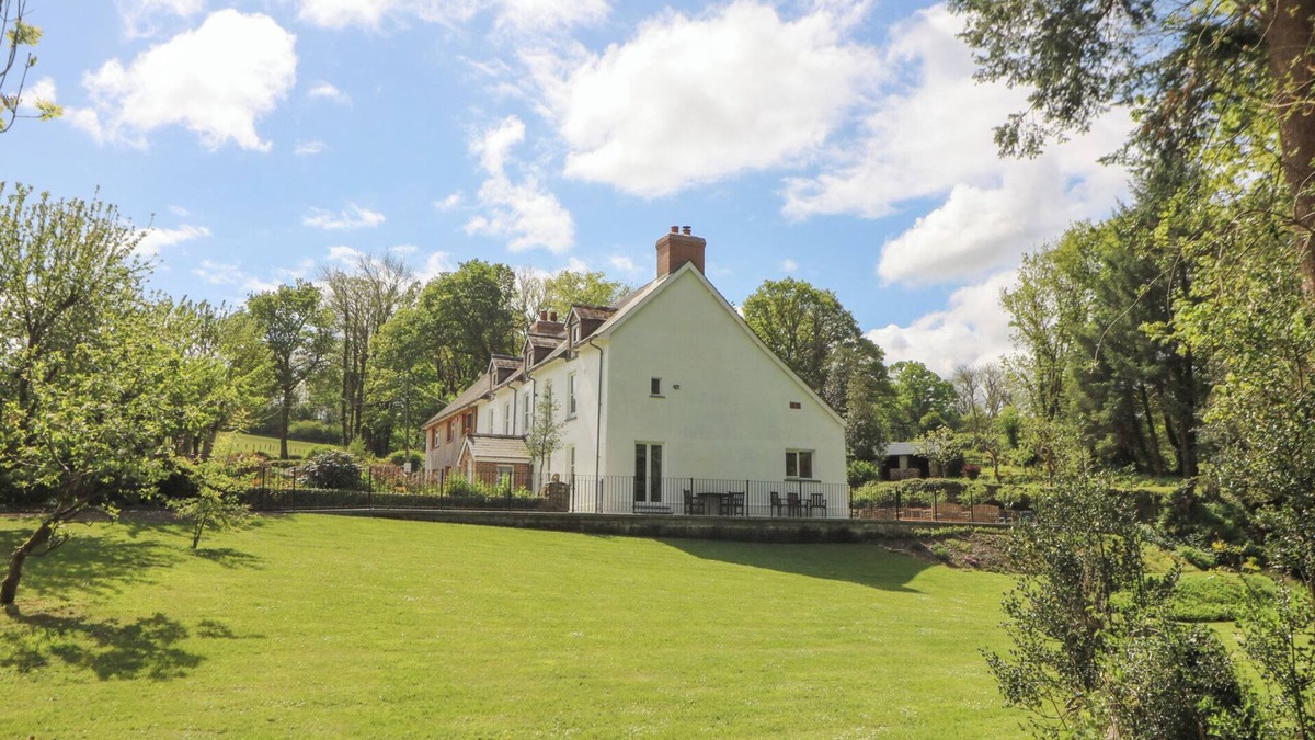 Felindre Farchog Cottage | GLANDUAD FAWR, pet friendly, with open fire in Newport, Pembrokeshire