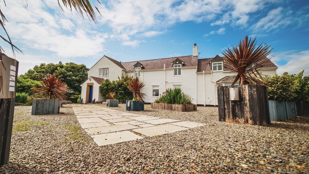 Llanfaelog Cottage | GLANLLYN BACH, pet friendly, luxury holiday cottage in Rhosneigr