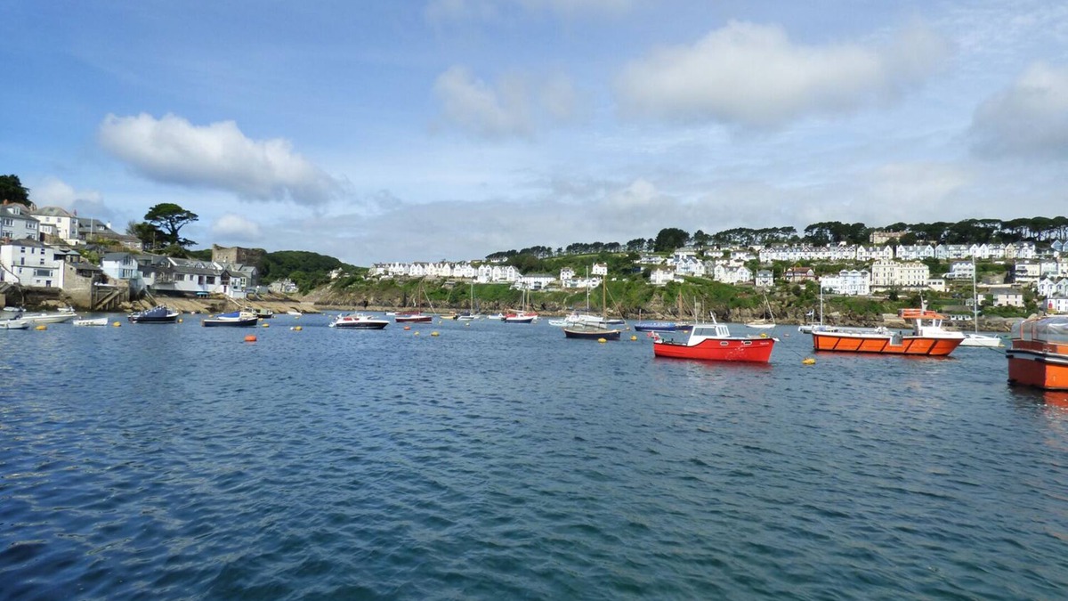 Polruan Apartment | GLANMOR, country holiday cottage, with a garden in Polruan