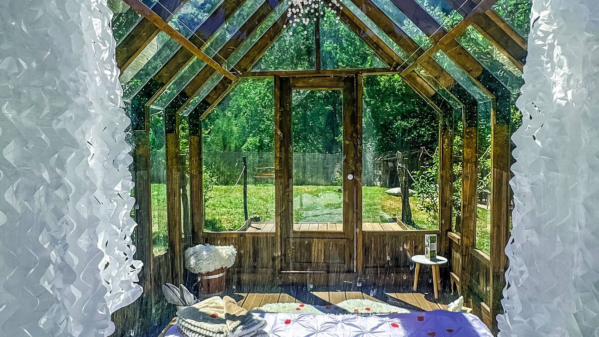 Luceram Ski Chalet | Glass chalet under a shower of stars