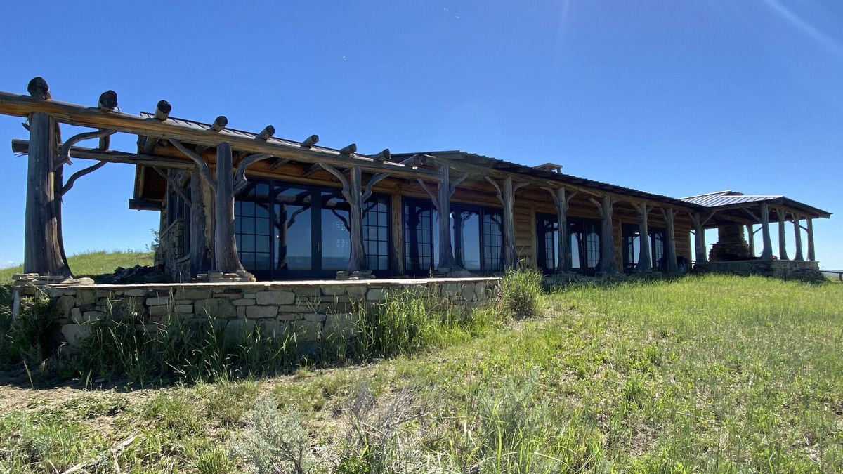 Roberts House | Glass Cottage Overlooking Beartooth Mountain Range