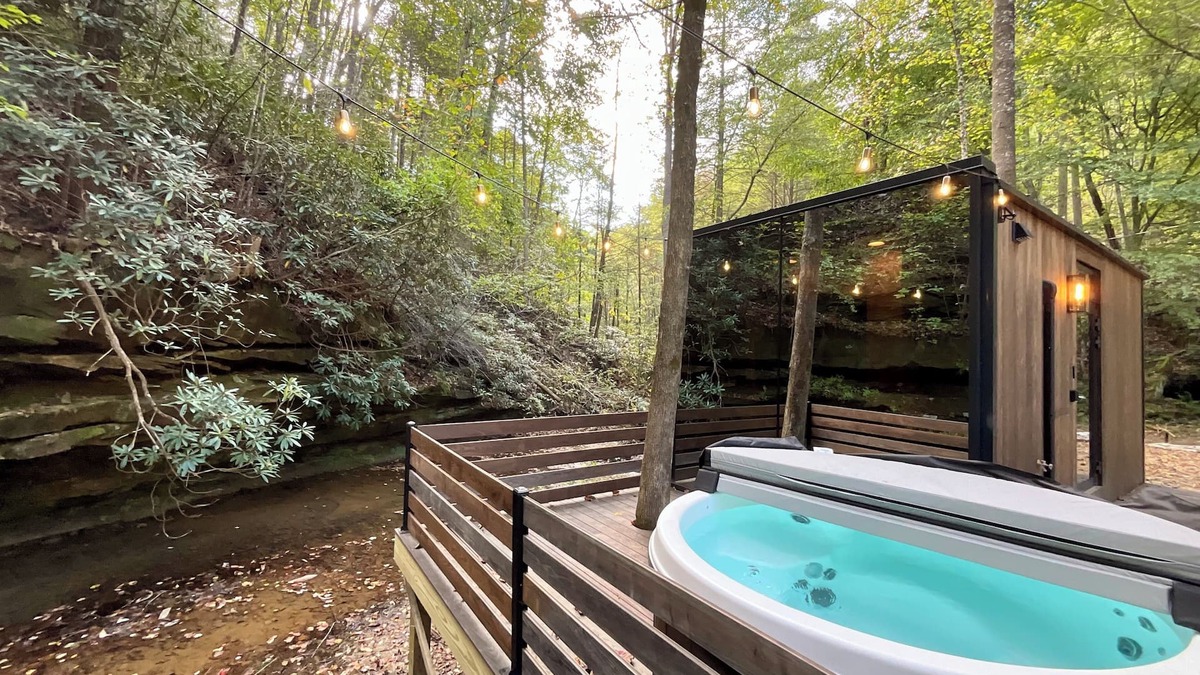 Campton Apartment | “Glass House” #1 - Modern Mirror Home w/Hot-tub