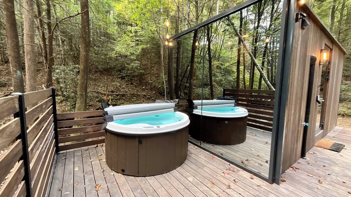 Campton Cabin | “Glass House” #3 - Modern Mirror Home w/Hot-tub