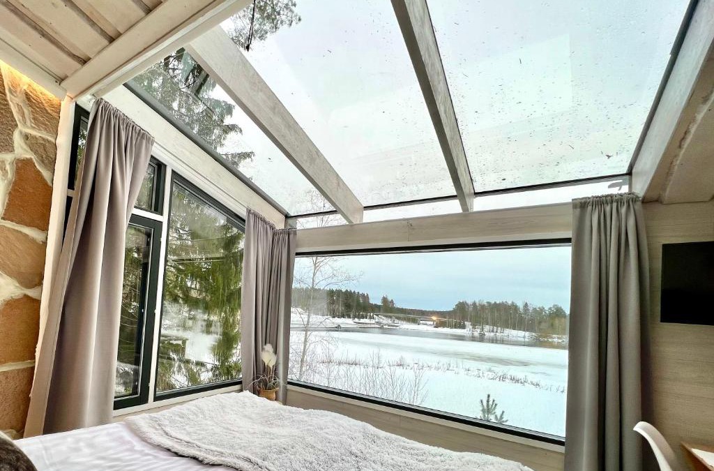 Kuusa House | Glass Igloos by the water - Lasisviitit