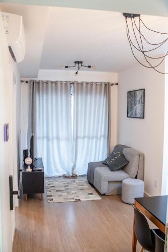 Gleba Fazenda Palhano Apartment | Gleba com ar-condicionado na sala e quarto, sacada e piscina