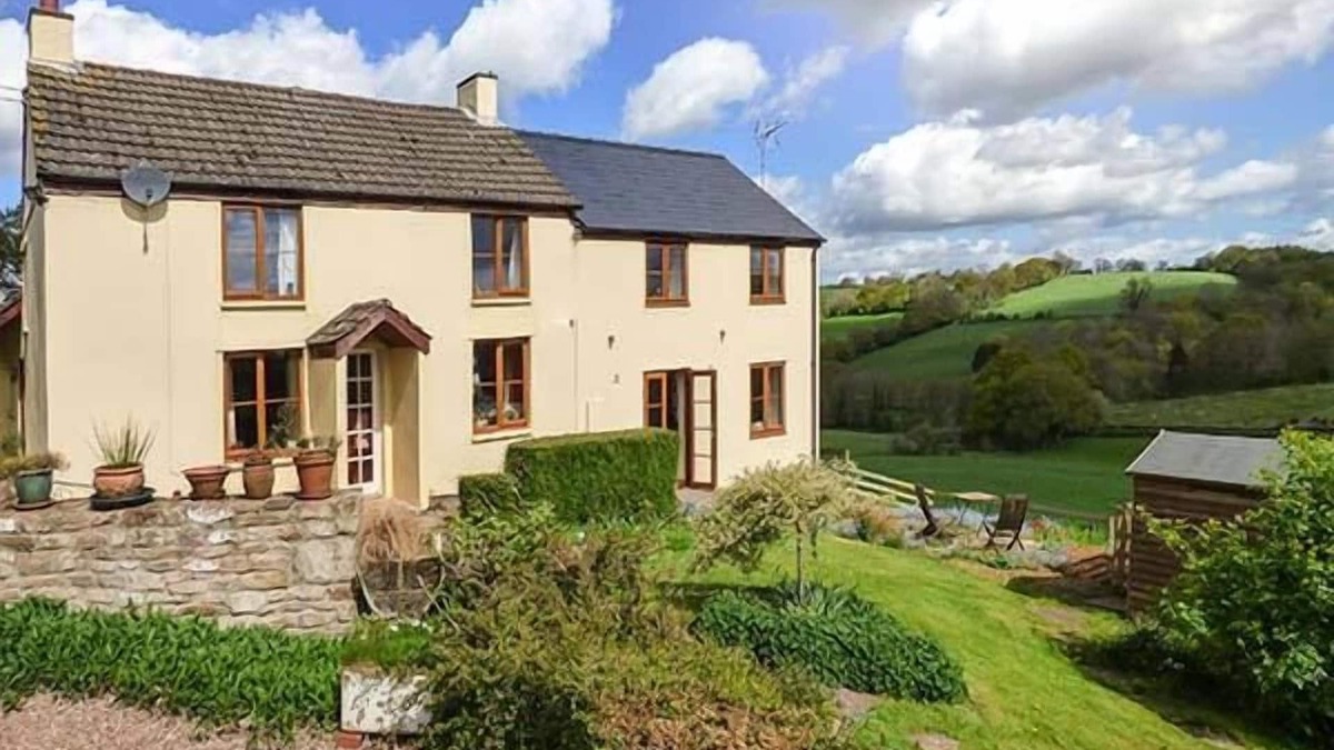 Coed-Y-Paen Cottage | GLEBE FARM COTTAGE, family friendly, with a garden in Llandegveth