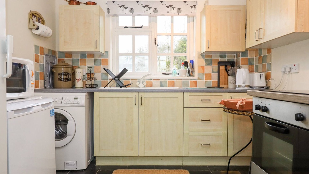 Black Torrington Cottage | GLEBE FARM COTTAGE, pet friendly, with a garden in Sheepwash