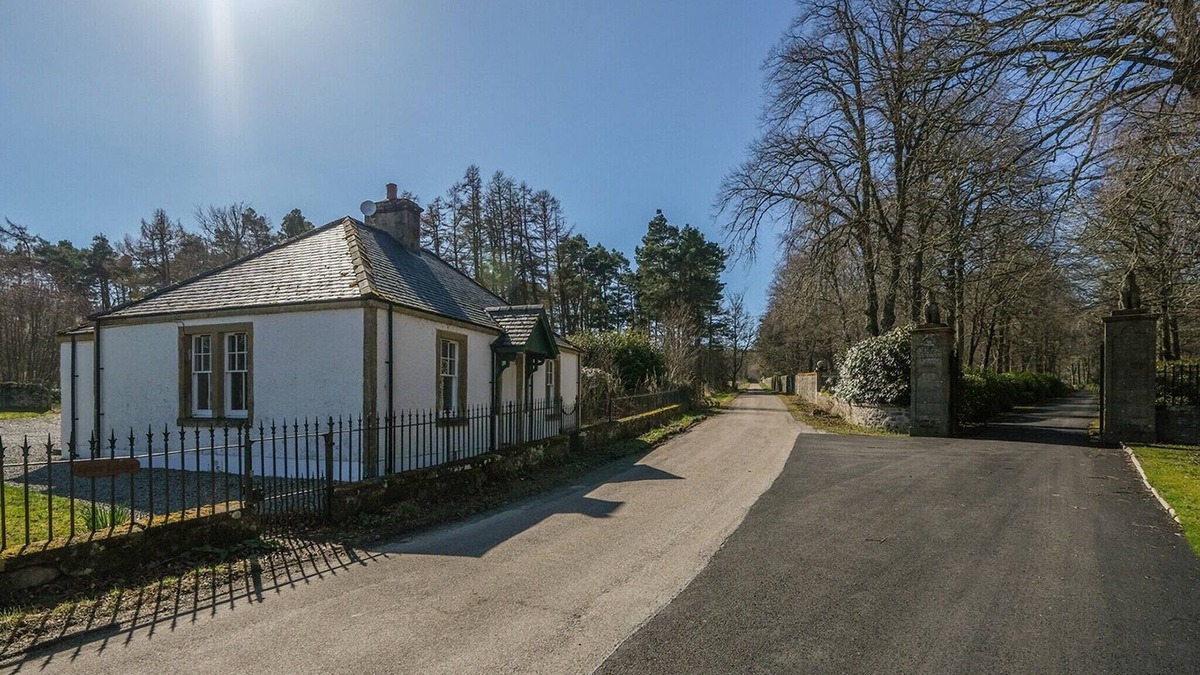 Ardgay Cottage | Gledfield Gate Lodge is wonderful, traditional cosy cottage that has been refurbished throughout.