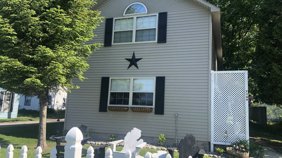 Empire House | Glen Arbor Area Cottage - Little Glen Lake-private waterfront & AC - Labor Day!