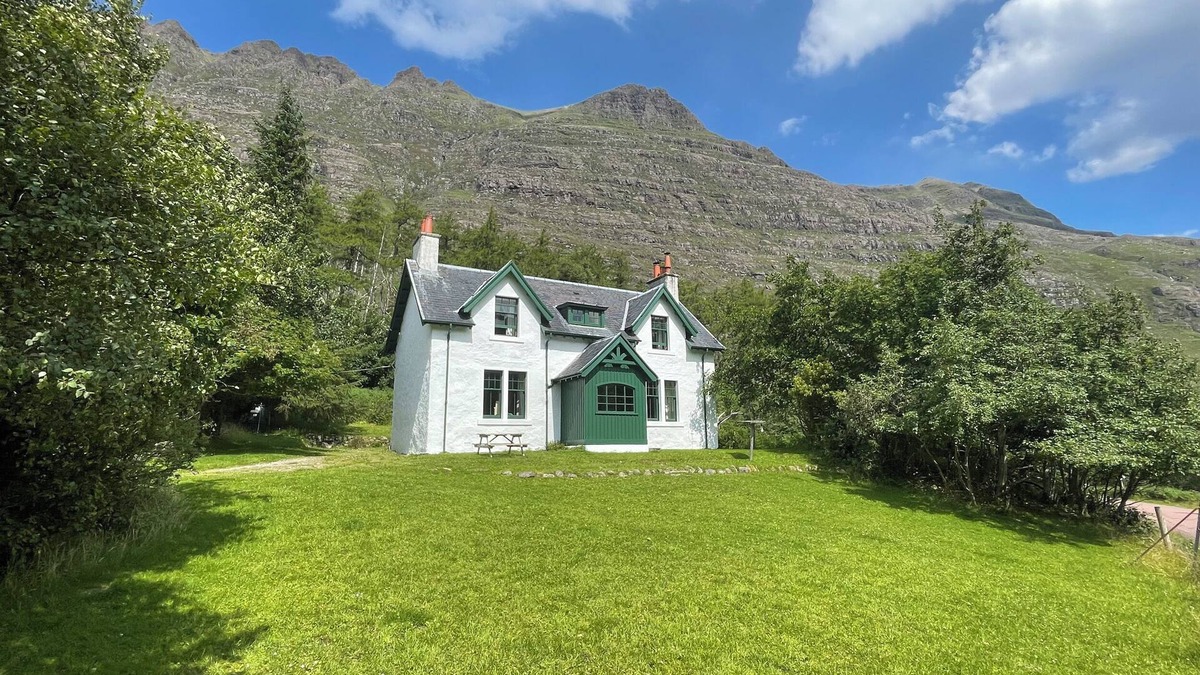 Achnasheen Cottage | GLEN COTTAGE - TORRIDON, pet friendly, with open fire in Torridon