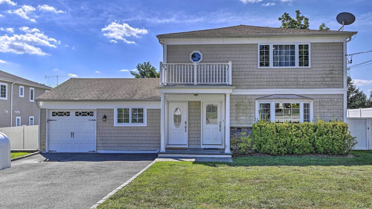 Glen Cove House | Glen Cove Home: Walk to Boardwalk + Dining!