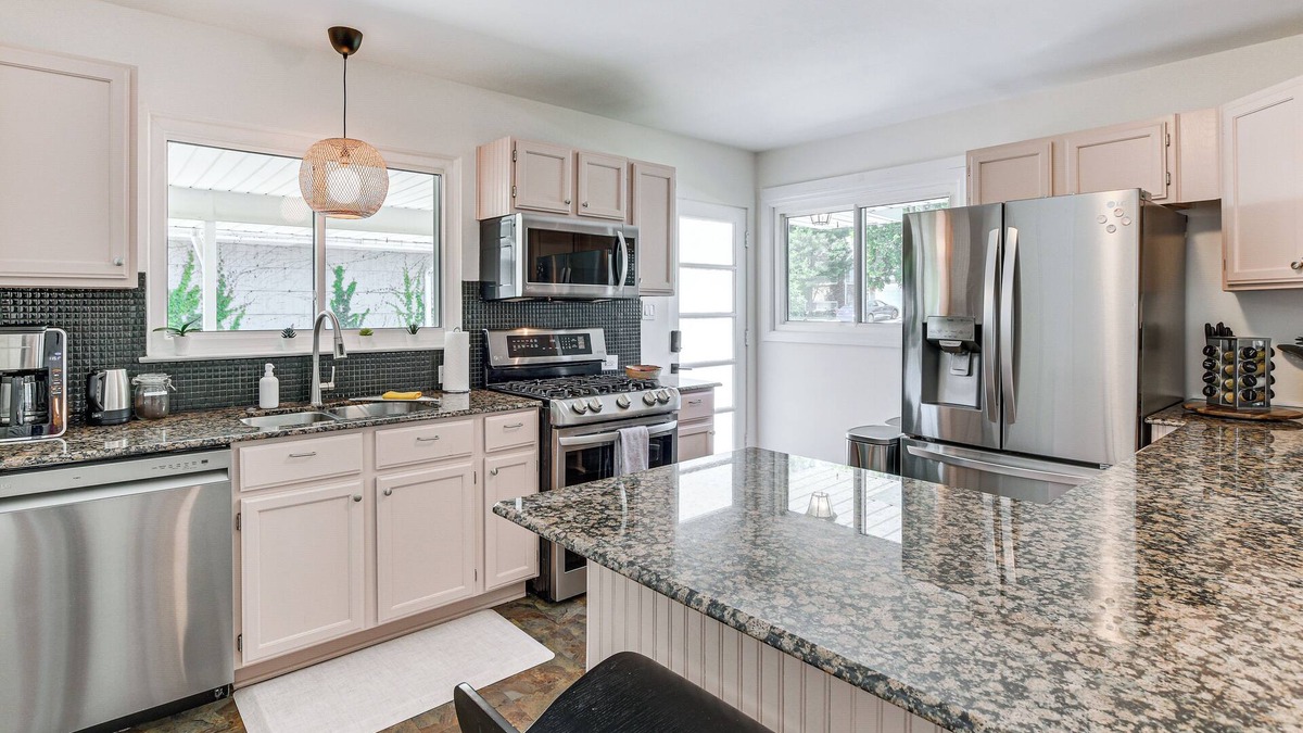 Glen Ellyn House | Glen Ellyn Home: Walk to Downtown Dining & Shops!