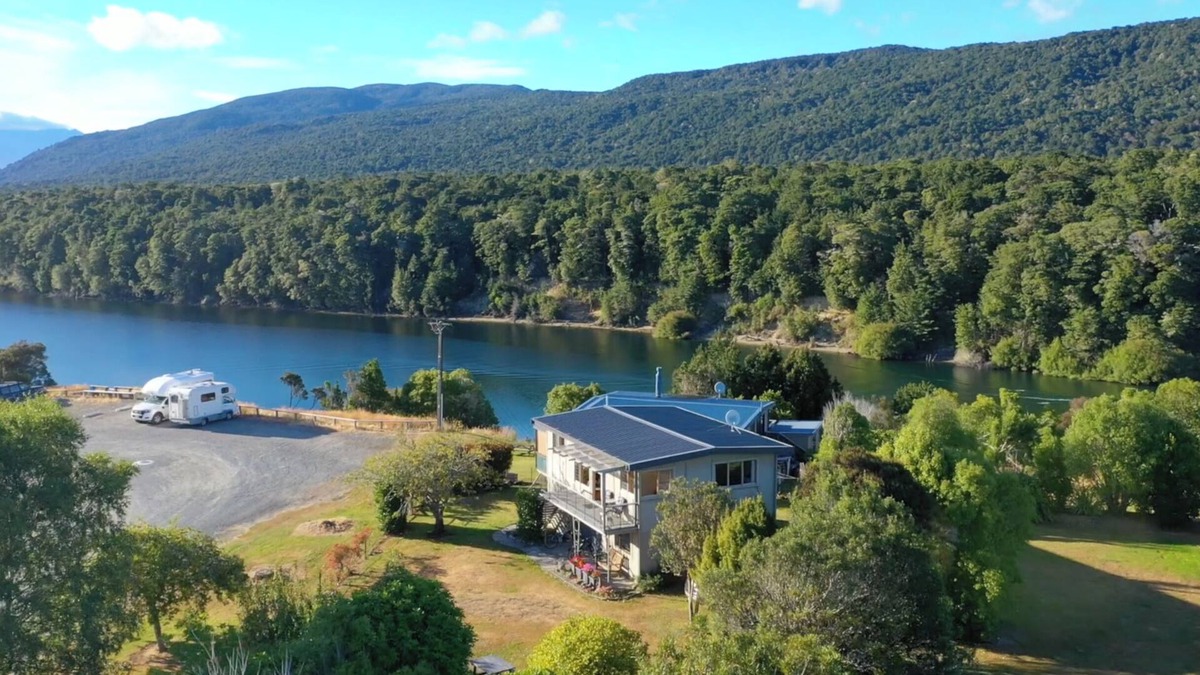 Manapouri House | GLENDALE RIVER VIEW HOLIDAY HOUSE