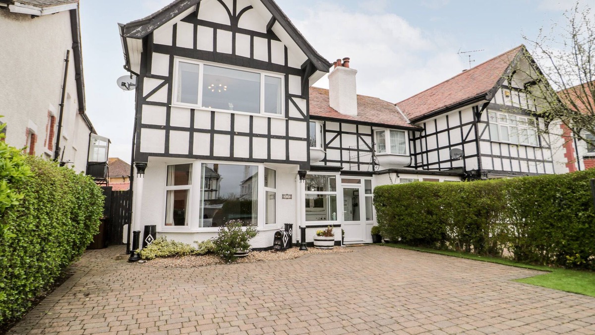 Rhos on Sea Cottage | GLENDALOUGH, pet friendly, luxury holiday cottage in Rhos-On-Sea