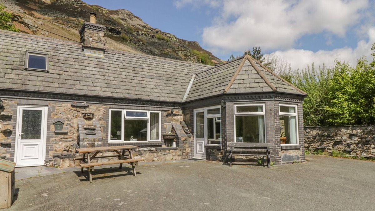 Llangynog Cottage | GLENDOWER, pet friendly, character holiday cottage in Llangynog