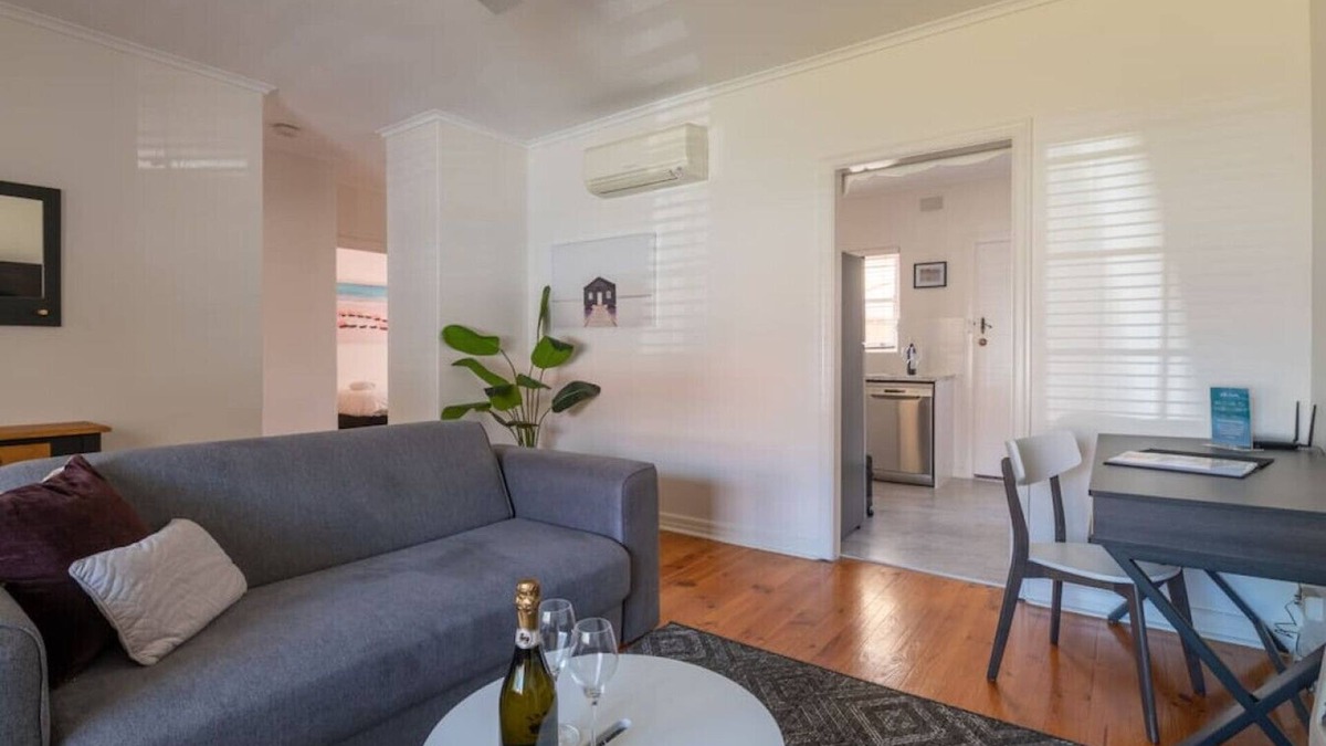 Glenelg East Apartment | Glenelg Gem 4 - Superb Location