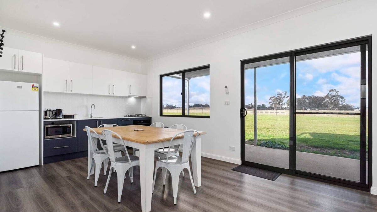 Forest Reefs House | Glenowrie Cottage - 2 King Beds - Close to Cadia