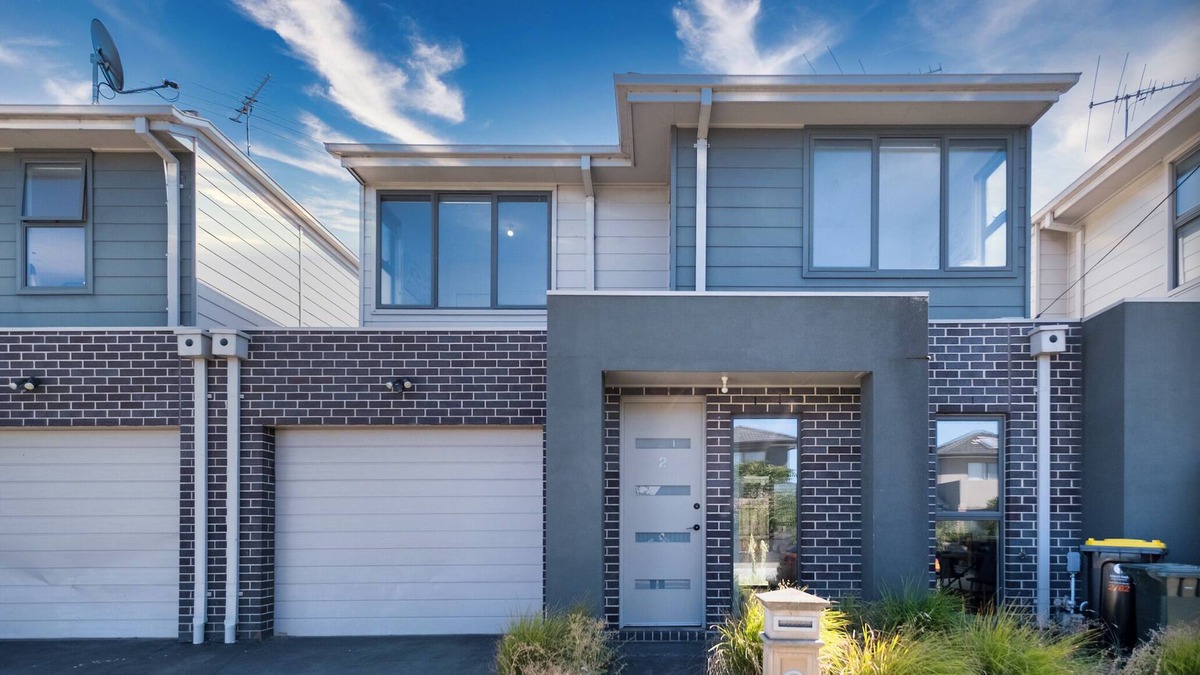 Glenroy House | Glenroy 2BR1BA in Townhouse Parking+Wi-Fi+Bath