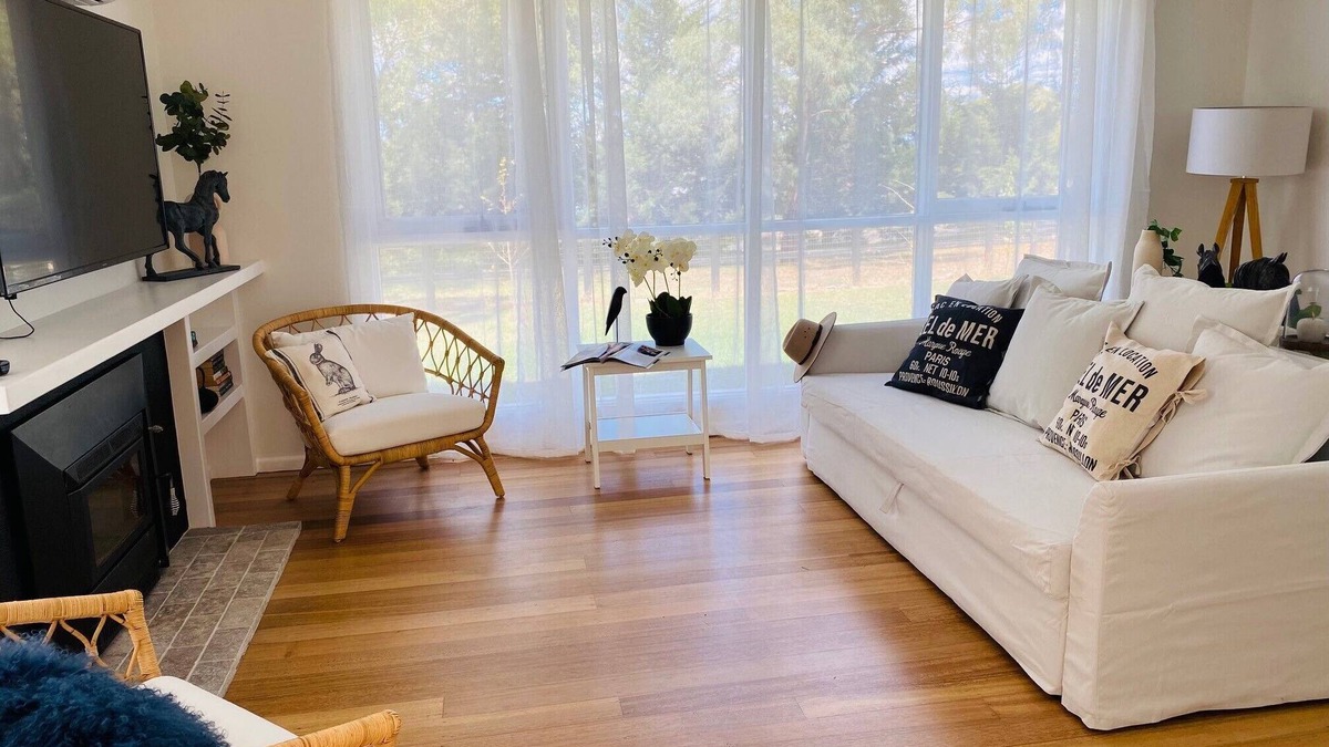 Yarra Glen House | Glenview Park Cottage and Farm Stay 3 bedrooms with fireplace. Yarra Glen