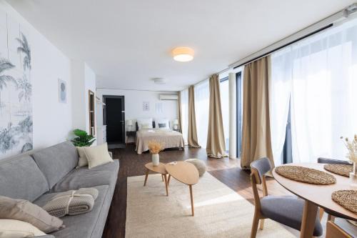 Innenstadt - Sankt Ulrich-Dom Apartment | Global Living - Design Apartment I Rathausplatz I Beamer I AC I Kitchen I Augsburg